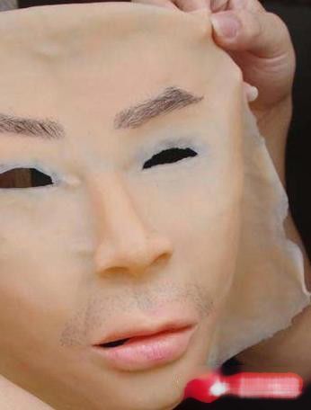 杀人越货探亲访友必备！逼真人皮面具你敢戴？