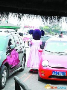 扮萌老人扮米老鼠谋生 孱弱背影戳中无数网友泪点