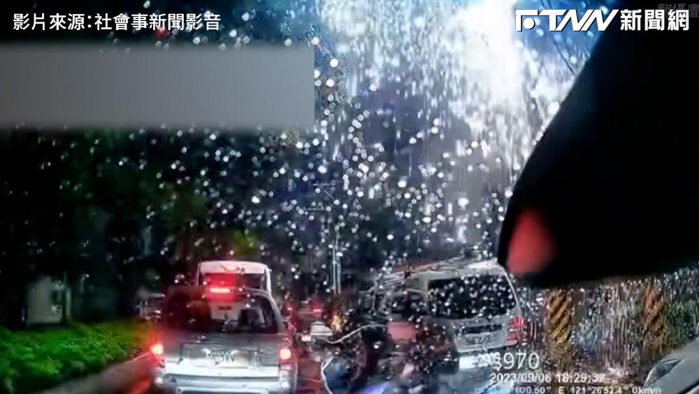 影／淡水變電箱連爆兩次　路旁汽機車遭火花波及