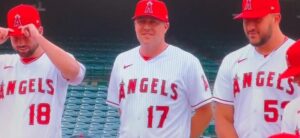 教練不給上！大谷翔平罕見連2場未先發　團體照找「替身使者」代拍